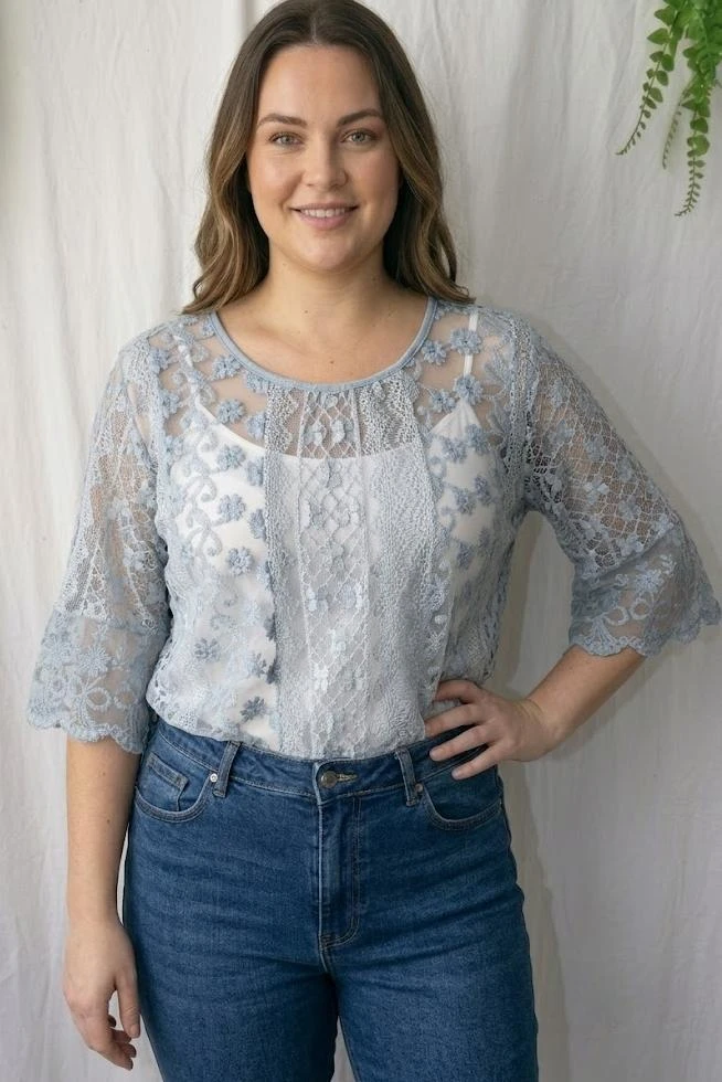 Blusa romántica mangas 3/4 en encaje transparente azul cielo "Made in Italy" – photo 5